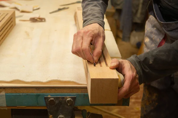 木製の生産のための木製の部品を作る若い大工 — ストック写真