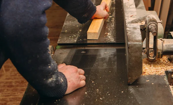 木製の生産のための木製の部品を作る若い大工 — ストック写真
