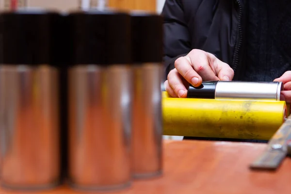 Aplicación manual de pegatinas en latas de aerosol con automoción a — Foto de Stock