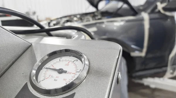 Pressure gauge for checking the car's air conditioner against th — Stock Photo, Image