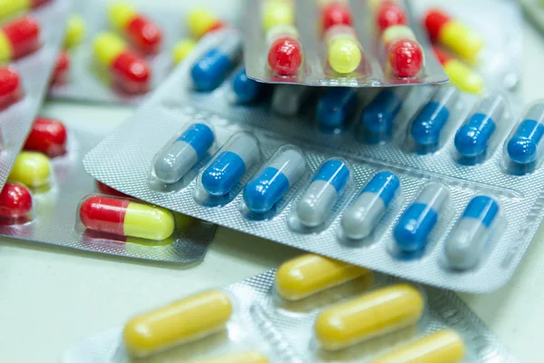 薬と薬だ。ライトバックグロ上の多色薬 — ストック写真