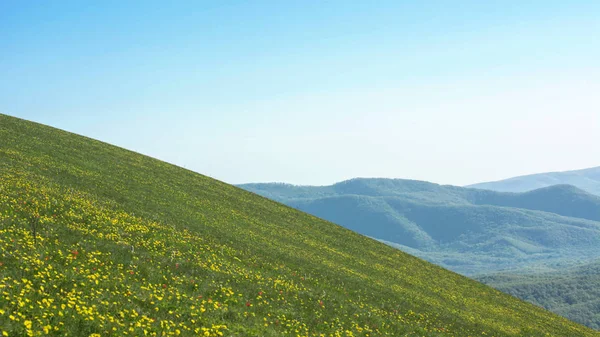 Paisaje montañoso del Cáucaso en primavera — Foto de Stock