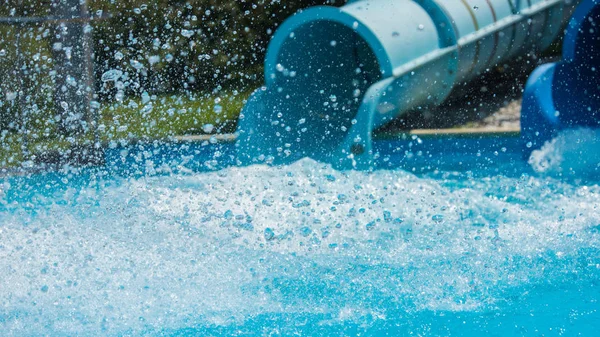 Akvapark buizen en water splash — Stockfoto