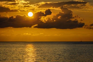 Okyanusu günbatımı ve tanker ufukta