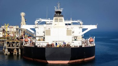 Bir tanker denize terminal demirleyen