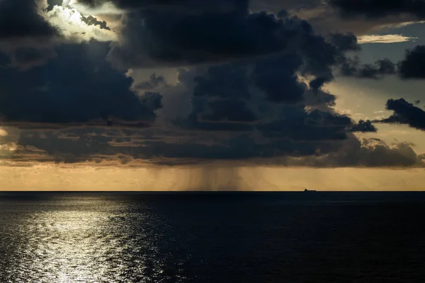 Paisaje oceánico con nubes oscuras pesadas —  Fotos de Stock