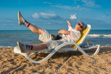 fotoğrafçı bir plajda