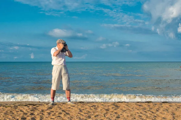 Fotoğrafçı bir plajda — Stok fotoğraf