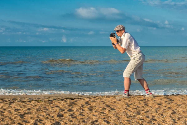 Fotoğrafçı bir plajda — Stok fotoğraf