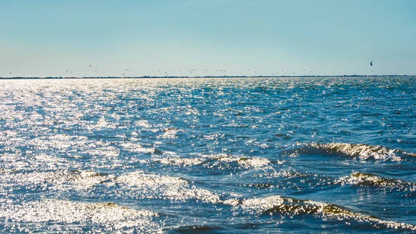 Sunshime 和风筝在地平线上的水面 — 图库照片