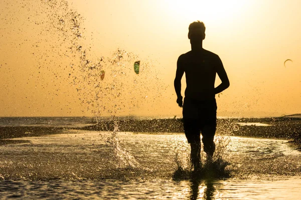 Un hombre corriendo en la playa —  Fotos de Stock