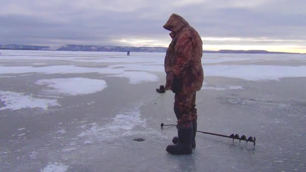 Inverno Abiti Caldi Pescatore Pesca Canna Cattura Pesce Sul Fiume — Video Stock