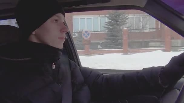 Ung Man Klädd Varma Kläder Kör Genom Staden Vintern Noggrant — Stockvideo