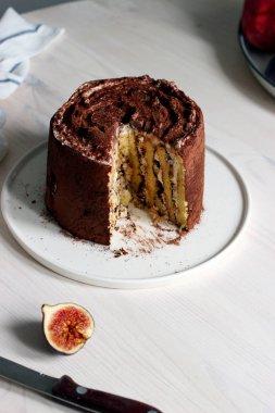 beyaz arka planda tarçınlı ve kakaolu elmalı tarçınlı kek 