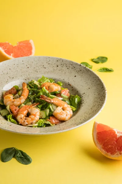 Renkli arka planda sağlıklı yaz yemekleri