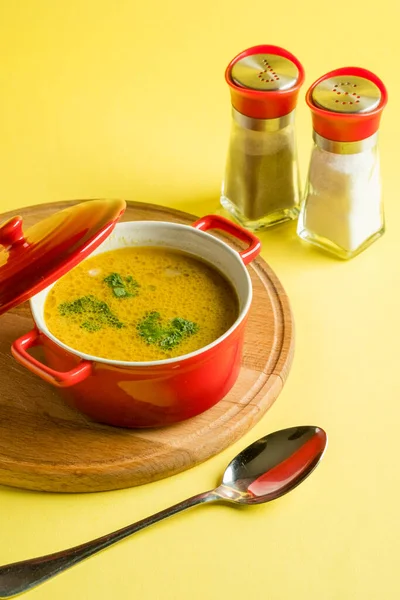 Renkli arka planda sağlıklı yaz yemekleri