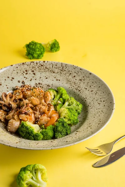 Renkli arka planda sağlıklı yaz yemekleri