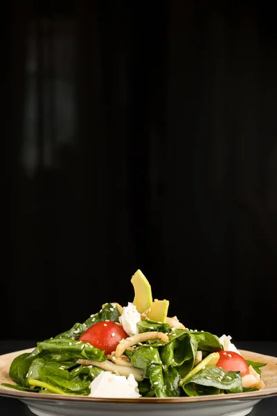 Gürcü yemeği, avokado ve domatesli salata.