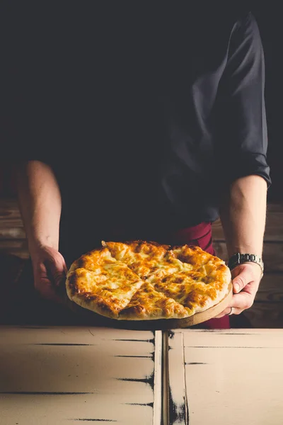 Gürcistan yemeği, ellerinde khachapuri.