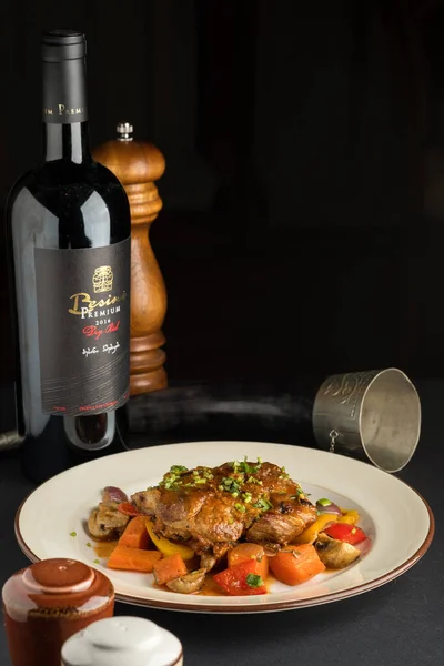 Koyu arkaplanda Gürcü yemeği