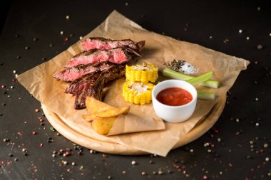 Ahşap bir tahtada ızgara et.