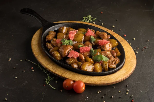 Tavada greyfurtlu fırında patates.