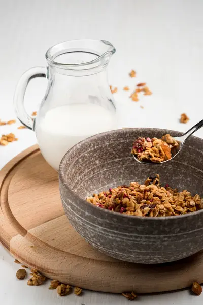 Kasede granola ve sütle sürahi.