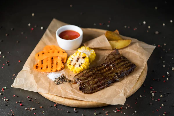 Ahşap bir tahtada ızgara et.