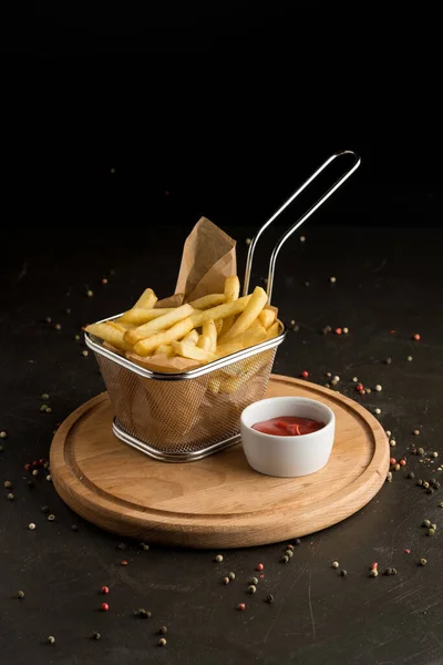 Patates kızartması ve ketçaplı sepet.