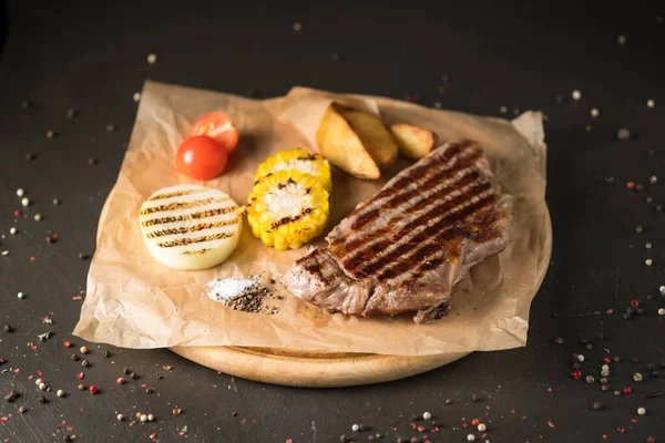 Ahşap bir tahtada ızgara et.