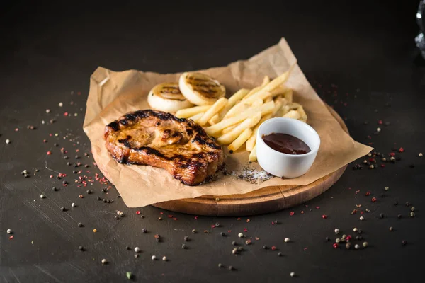 Ahşap bir tahtada ızgara et.