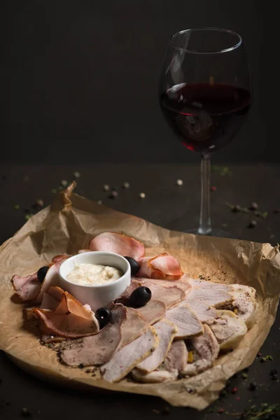 Bir bardak kırmızı şarapla soğuk et.