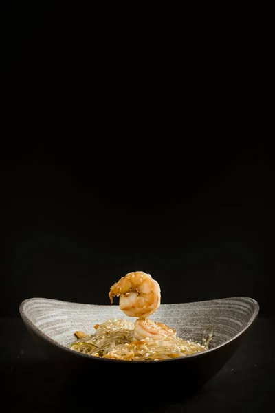 Siyah arkaplanlı İtalyan makarnası.