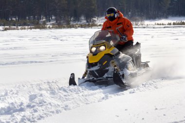 Kar motosikletinde bir atlet.