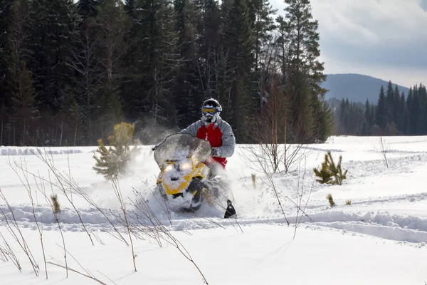 Atleta en una moto de nieve. — Foto de Stock