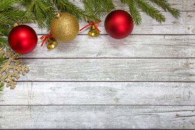 Yılbaşı süsleri çam dalları.