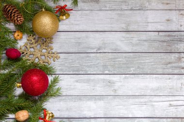 Yılbaşı süsleri çam dalları.