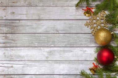 Yılbaşı süsleri çam dalları.