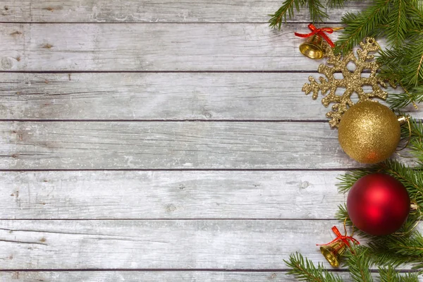 Yılbaşı süsleri çam dalları.