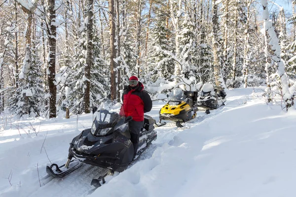 Üç kar motosikletleri ve bir kız