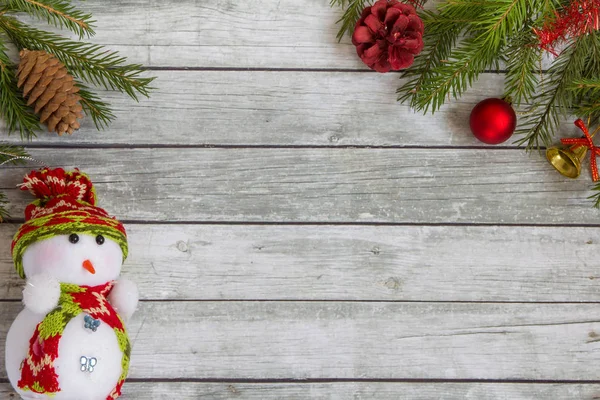 Yılbaşı süsleri çam dalları.