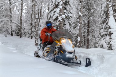 Kar motosikletinde bir atlet