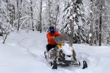 Kar motosikletinde bir atlet