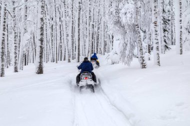 Sporcular üzerinde bir kar arabası