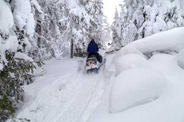 Sporcular üzerinde bir kar arabası