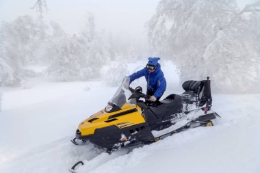 kadın üzerinde bir kar arabası