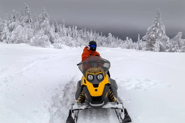 Atleet op een sneeuwscooter — Stockfoto