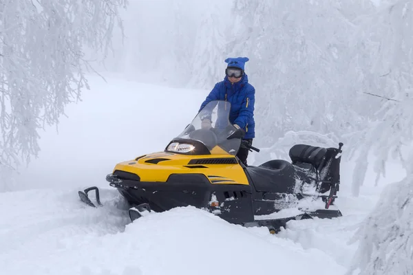 Γυναίκα σε ένα snowmobile — Φωτογραφία Αρχείου