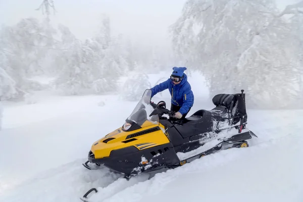 Γυναίκα σε ένα snowmobile — Φωτογραφία Αρχείου