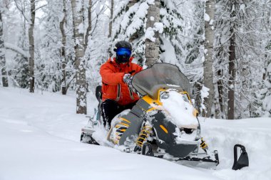 Kar motosikletinde bir atlet